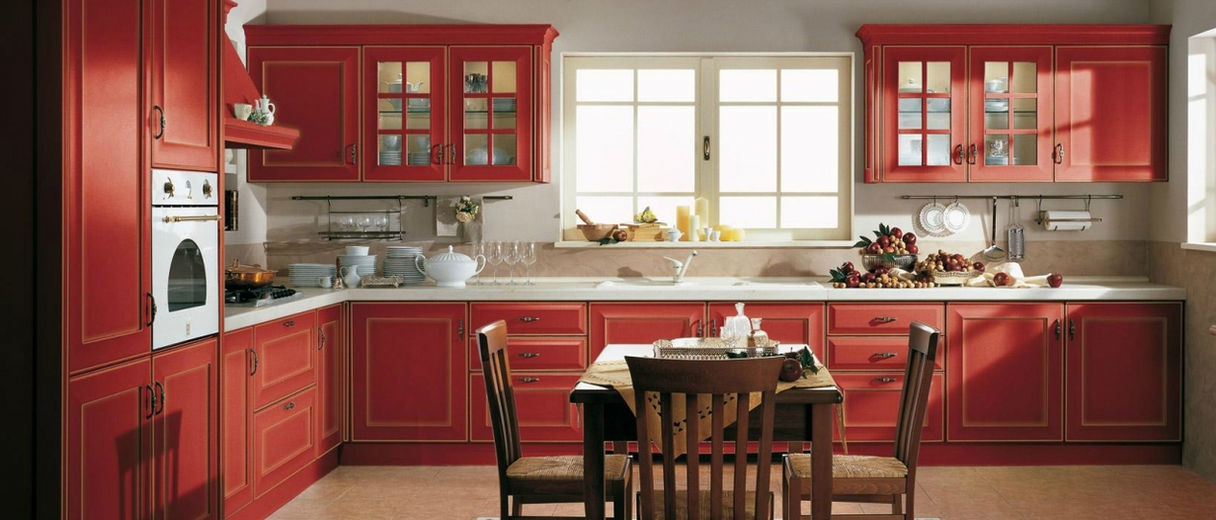 Cucina con mobili rosso ciliegia e design deciso, ambiente elegante e vibrante
