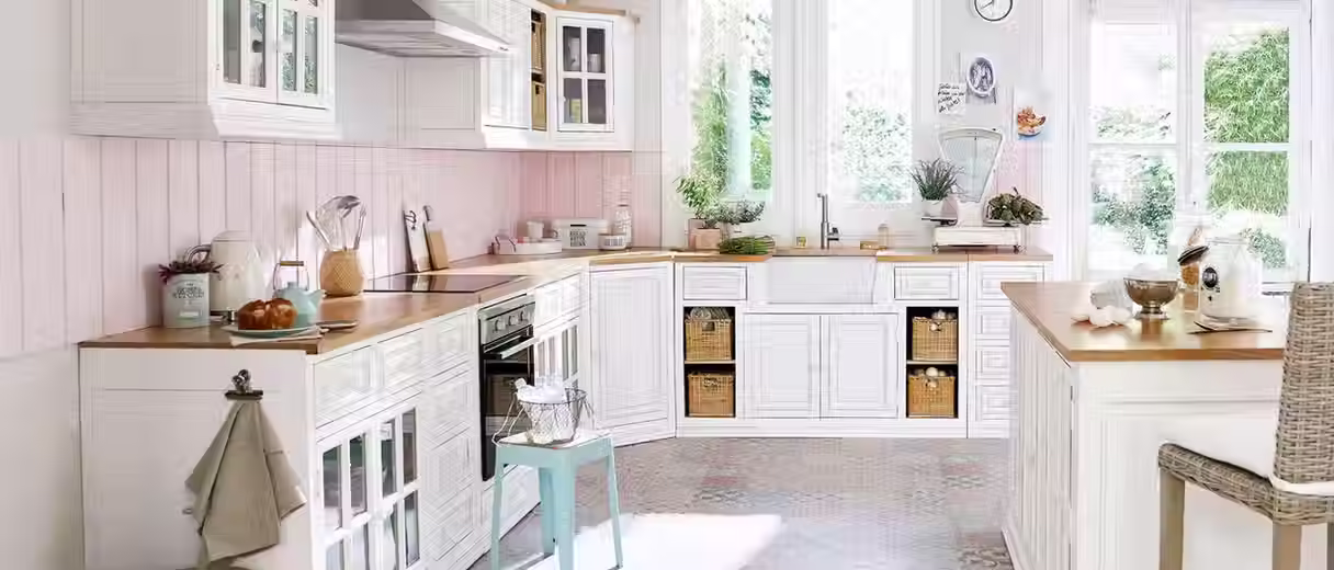 Cucina country bianca con piano in legno in stile scandinavo, atmosfera accogliente per giovani famiglie