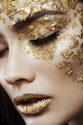 47892016-portrait-gros-plan-de-la-belle-jeune-femme-avec-feuille-d-or-sur-le-visage-et-les
