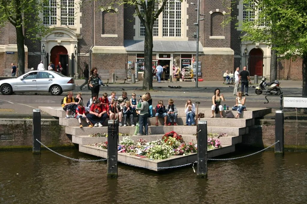 Homomonument in Amsterdam, people mourning other queer passed people.