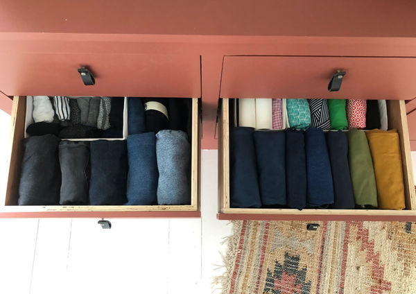 vêtements parfaitement pliés à la verticale dans une commode