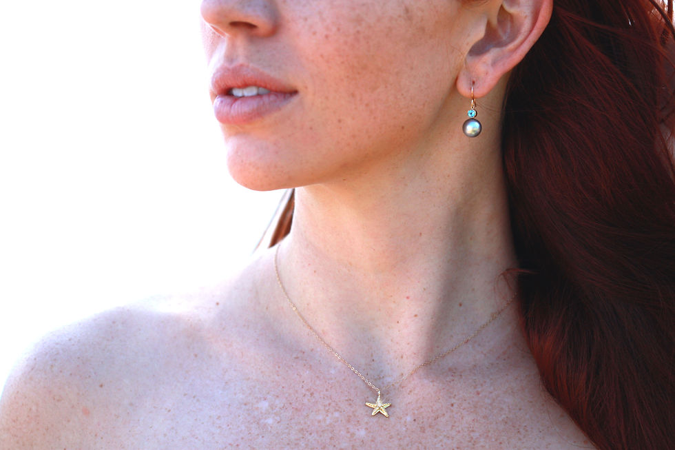 Thumbnail: Starfish Necklace with Diamond in 14ky Gold