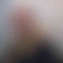 Homem com Jiboia no pescoço