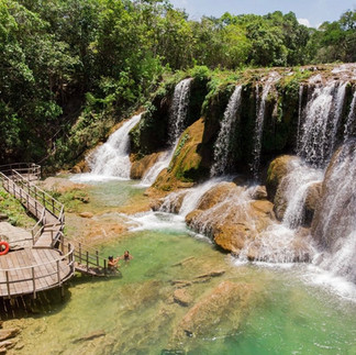 foto de drone mostrando deck do amor no rio mimoso junto da cachoeira em bonito ms