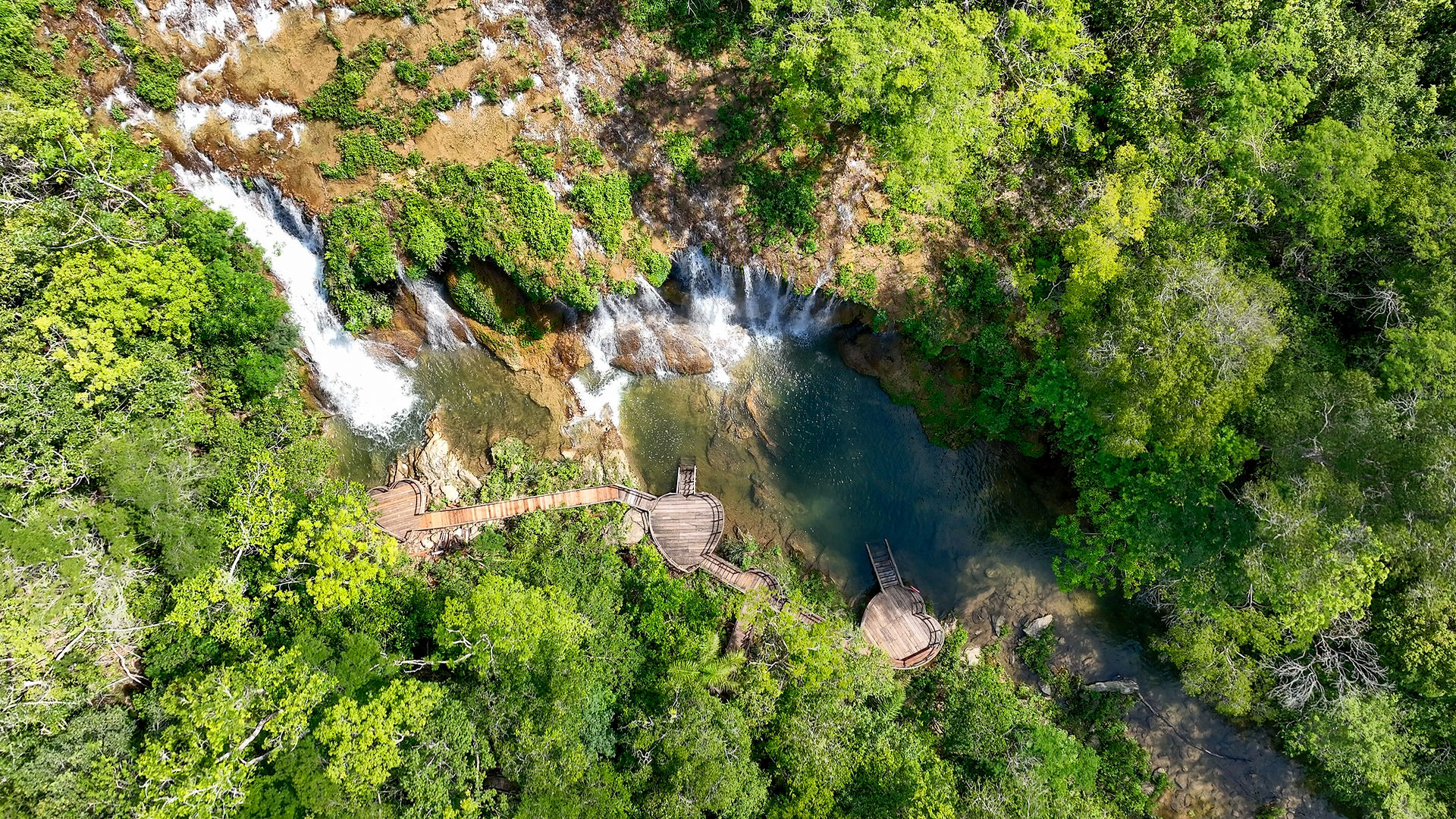 linda foto aerea feita de drone mostrando o deck do amor em bonito ms no parque das cacheiras 