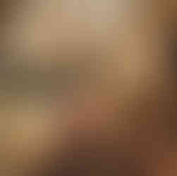 Mulher sentada olhando prata estalactite