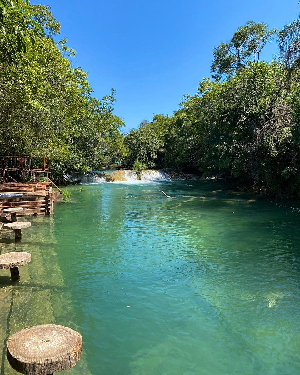 imagem mostrando deck do lado esquerdo com fundo uma cachoeira no rio formoso em bonito ms no passeio do bosque das aguas 