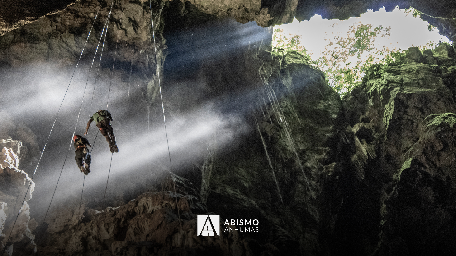 pessoas descendo rapel abismo anhumas