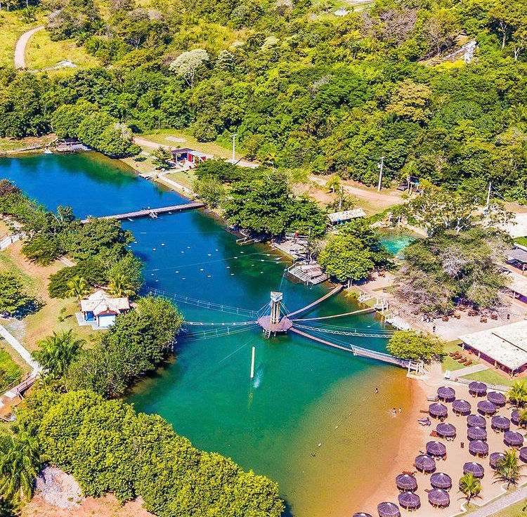 foto aerea mostrando toda bela estrutura e lagoa no passeio da nascente azul em bonito ms