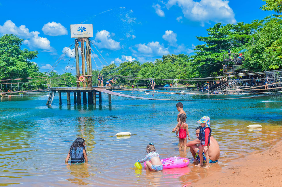 foto mostrando estrutura e familia brincando com areia e agua na praia da nascente azul