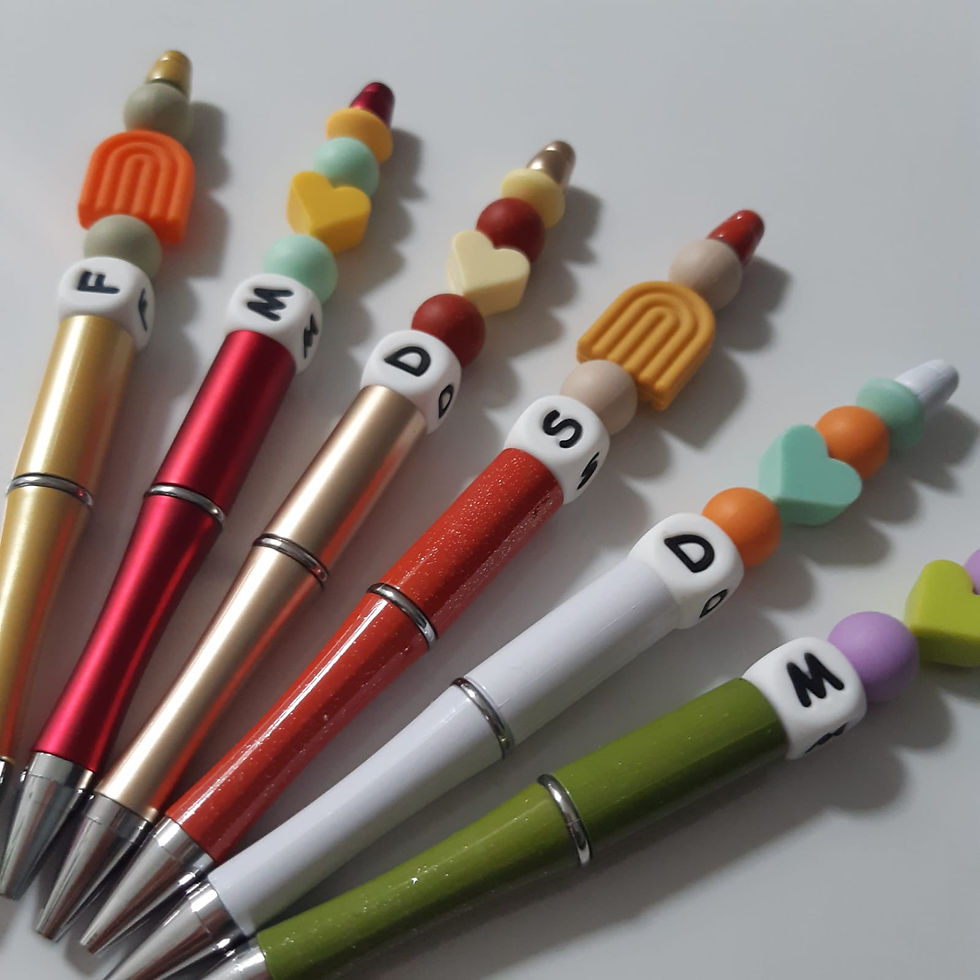 penne personalizzate con l'iniziale del nome e cuoricino, arcobaleno, fiorellino, pallone da calcio