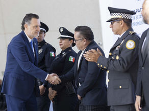 Entrega Gobernador patrullas y equipamiento a corporaciones policiales