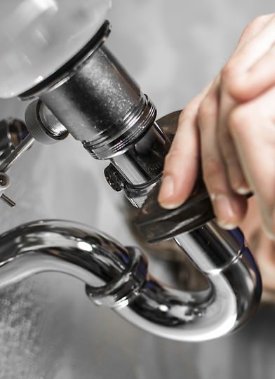 Hand inspecteert waterleiding op lekkages