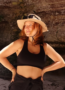 Foto da Marina Vezzani, com um chapéu, na Serra das Confusões