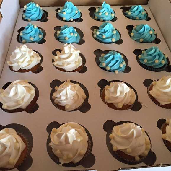 Cupcakes com chantilly para aplicação de tema em papel