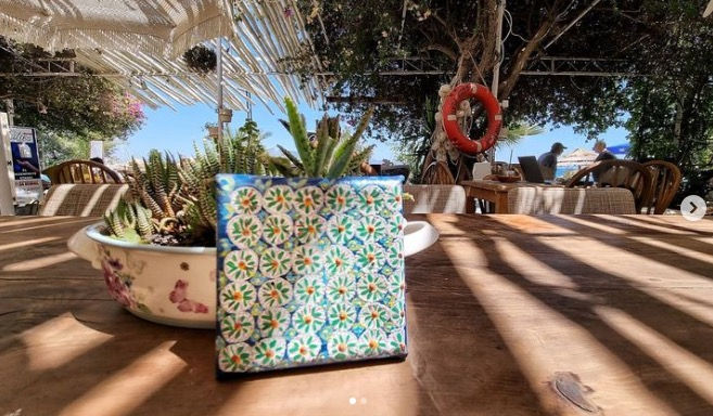 ©EsraTrolonge Paintings | On the Wall