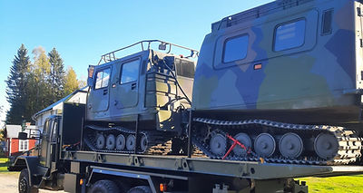 Scania Myrslok from 1962 carrying a Bandvagn 206 from 1985