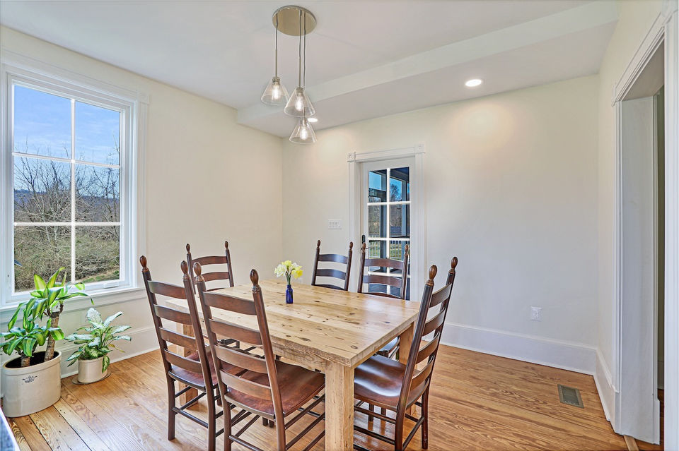 KitchenSittingArea.jpeg