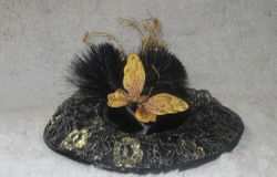 18 Capeline noir à papillon doré