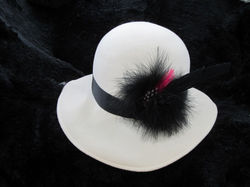 106 Feutre blanc à plumet noir