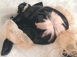 30 Velours noir et fleur beige