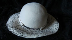 145 Feutre beige Pierres du Rhin & V