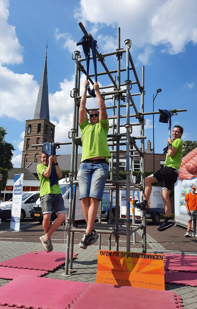 Activiteiten - Drie mannen die voordoen hoe je moet spijkerbroekhangen.jpg