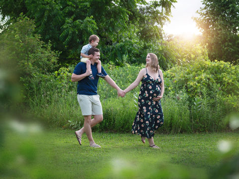 ottawa maternity photographer | maternity family image holding hands