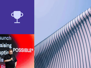 Фото-колаж на тему лідерства в бізнесі: чоловік-спікер виступає на конференції Mission Possible на тлі екрана зі словами 'Launch', 'Fundraising', 'Disruption'; іконка кубка, що символізує успіх; і фасад сучасної будівлі, що уособлює зростання.