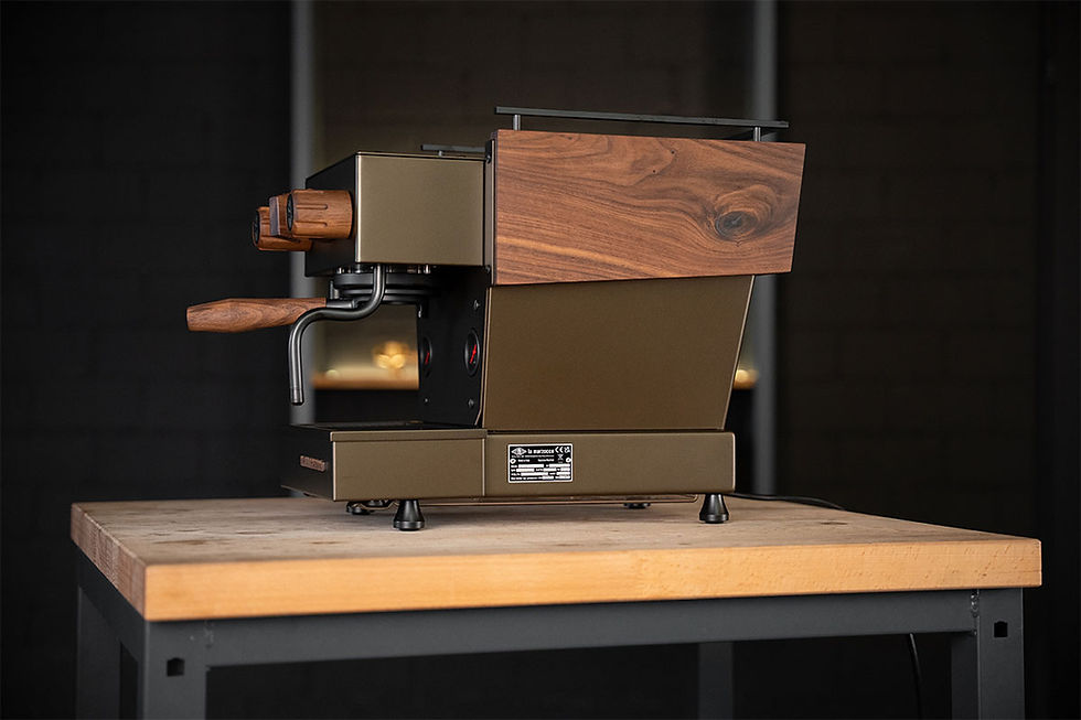 Seitenansicht der La Marzocco Linea Micra in Special Bronze mit besonderer Walnussumrandung.