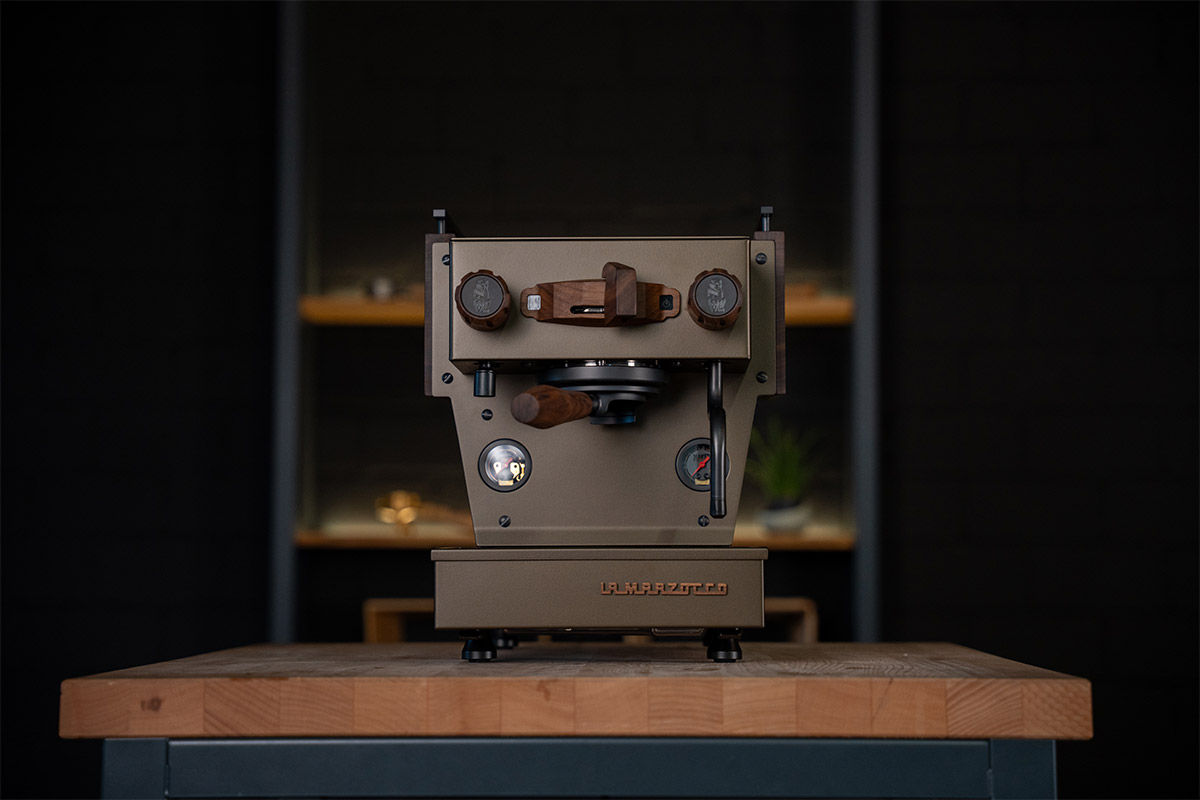 Frontansicht der veredelten La Marzocco Linea Micra in Special Bronze, veredelt mit handgefertigtem Walnussholz.