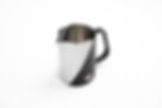 Seitliche Vogelperspektive auf das Milchkännchen "Vortex" von Barista Swag in silber & schwarz.