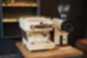 Eine veredelte La Marzocco Linea Mini Espressomaschine und eine Bentwood Mühle in den Farben Elfenbein beige, Walnuss & gold.