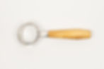Thumbnail: Siebträger mit bottomless Kopf und Griff aus hellem Holz.