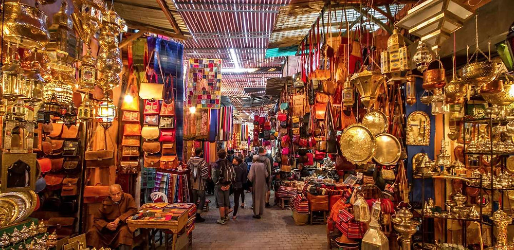La médina de Fès offre un voyage dans le temps aux touristes. Ces derniers restent éblouis devant les 28 monuments restaurés à l’initiative du Roi (Ph. YSA)