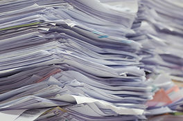 Des piles de papier