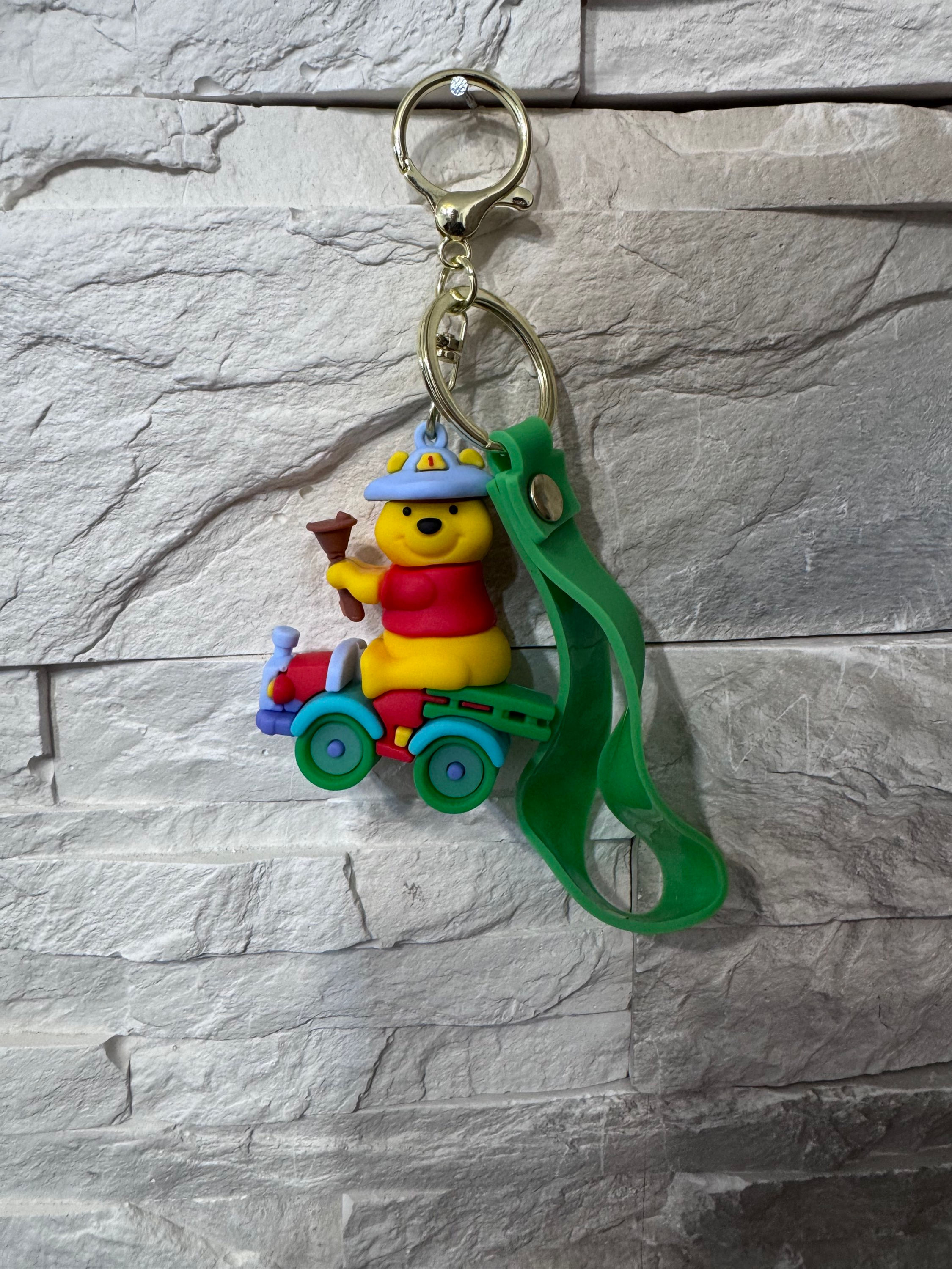 Brelok Kubuś Puchatek na wozie strażackim