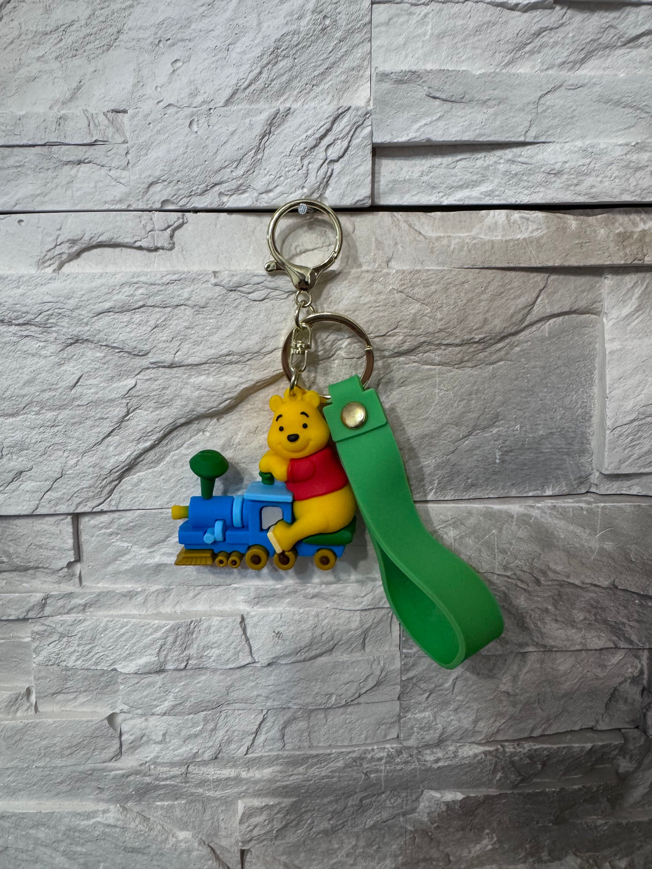 Brelok Kubuś Puchatek na ciuchci