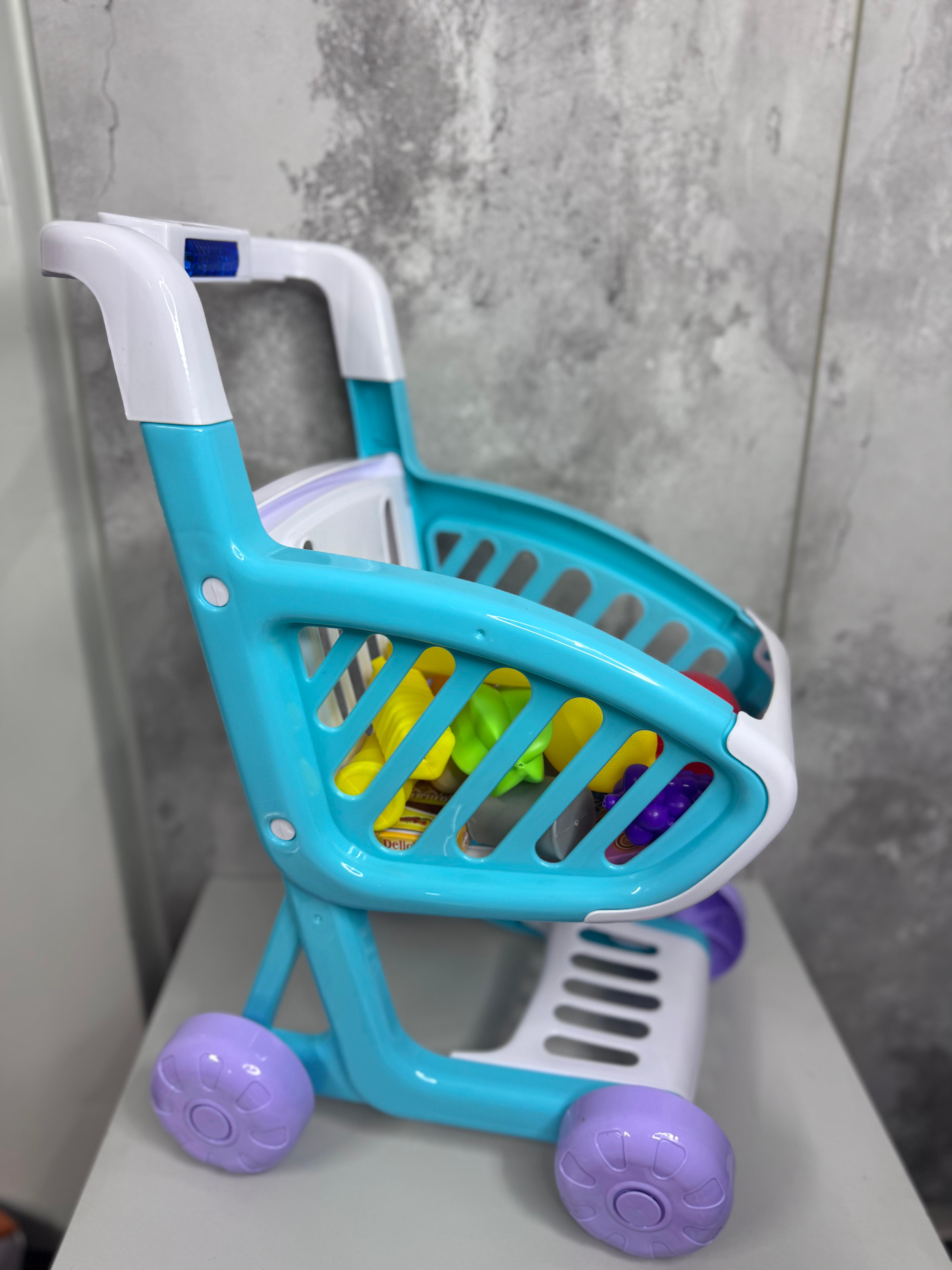 Wózek na zakupy z akcesoriami – zabawka dla dzieci