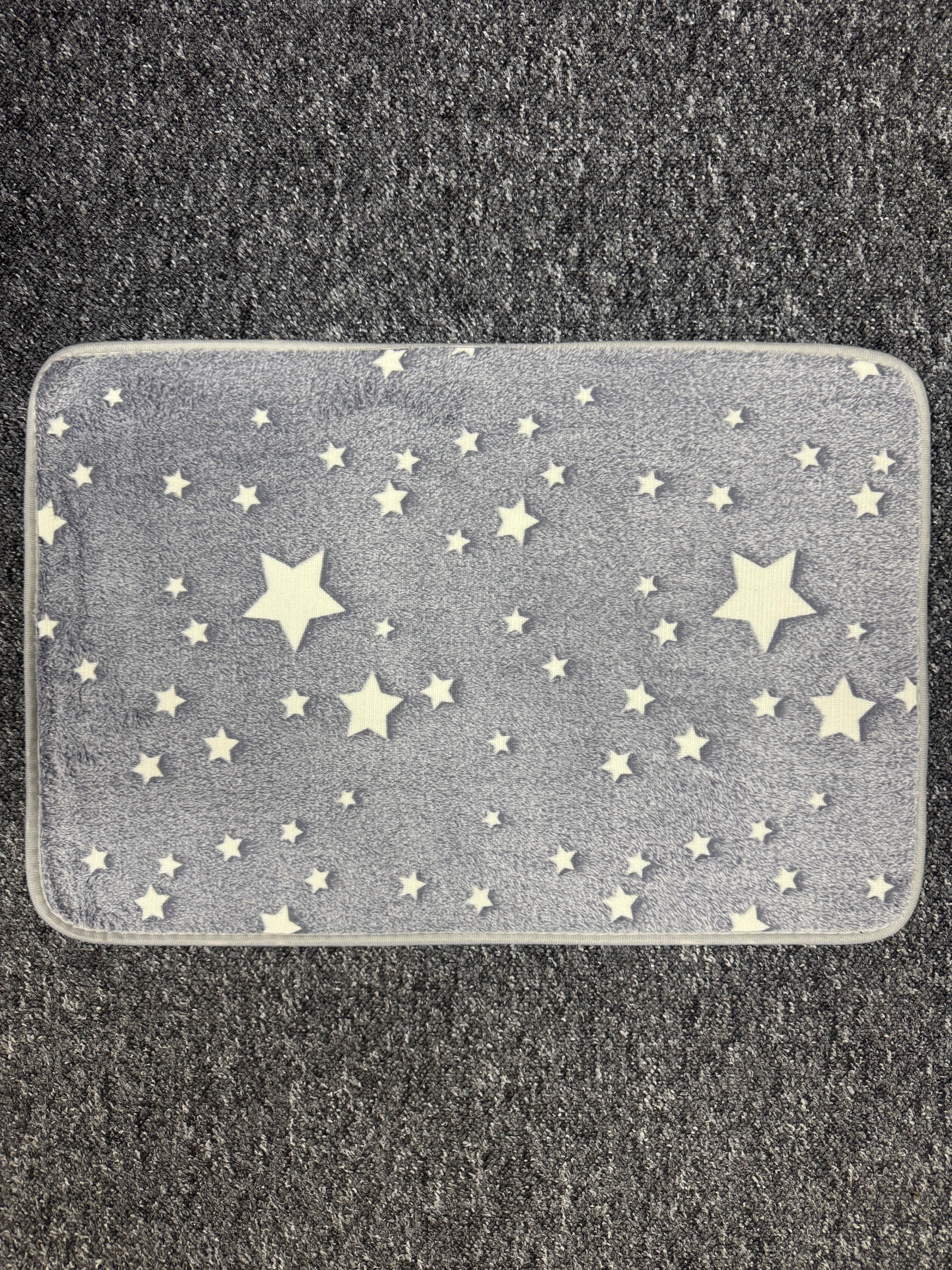 Dywanik antypoślizgowy świecący w ciemności 60cm x 40cm - szary w gwiazdki