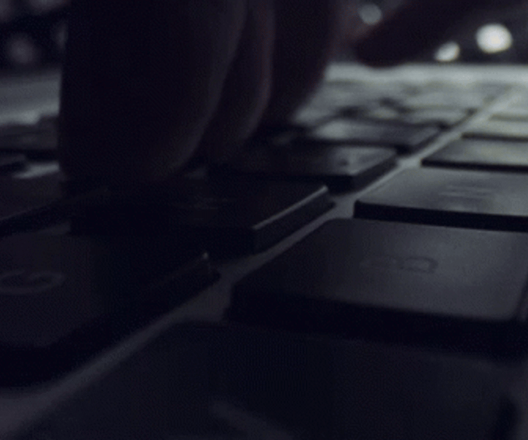 Mãos digitando em um teclado de computaodor.