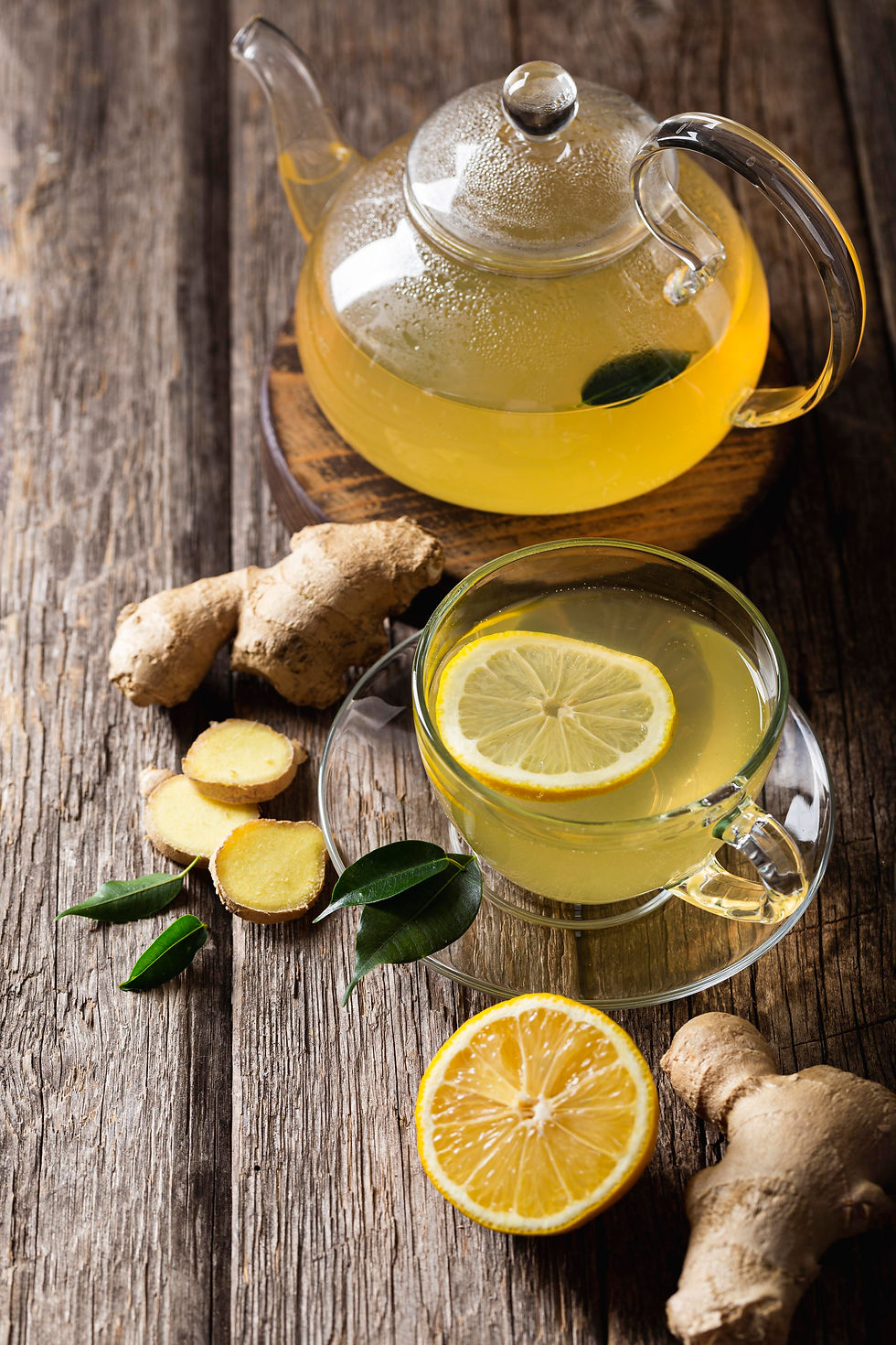 Miniaturbild: Eine dampfende Tasse MoriVeda Moringa-Ingwer-Tee mit frischen Ingwerstücken
