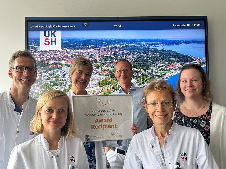 Das Team der Klinik für Neurologie freut sich, einen “Edmond J. Safra Fellow” begrüßen zu dürfen und in der Diagnostik und Therapie von Bewegungsstörungen weiterzubilden (v.l.: PD Dr. Steffen Paschen, PD Dr. Eva Schäffer, Prof. Dr. Kirsten Zeuner, Prof. Dr. Walter Maetzler, Prof. Dr. Daniela Berg und Nadine Rountree).
(Foto: UKSH)