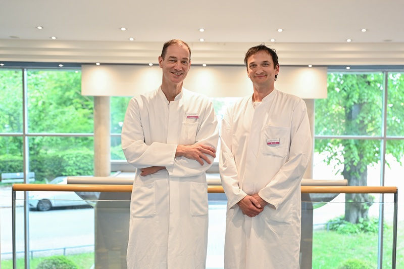 v.l.: Prof. Dr. med. Stefan Klotz (Chefarzt Herzchirurgie), Dr. med. Bence Bucsky (Oberarzt Herzchirurgie) (Bild: SEGEBERGER KLINIKEN GMBH)