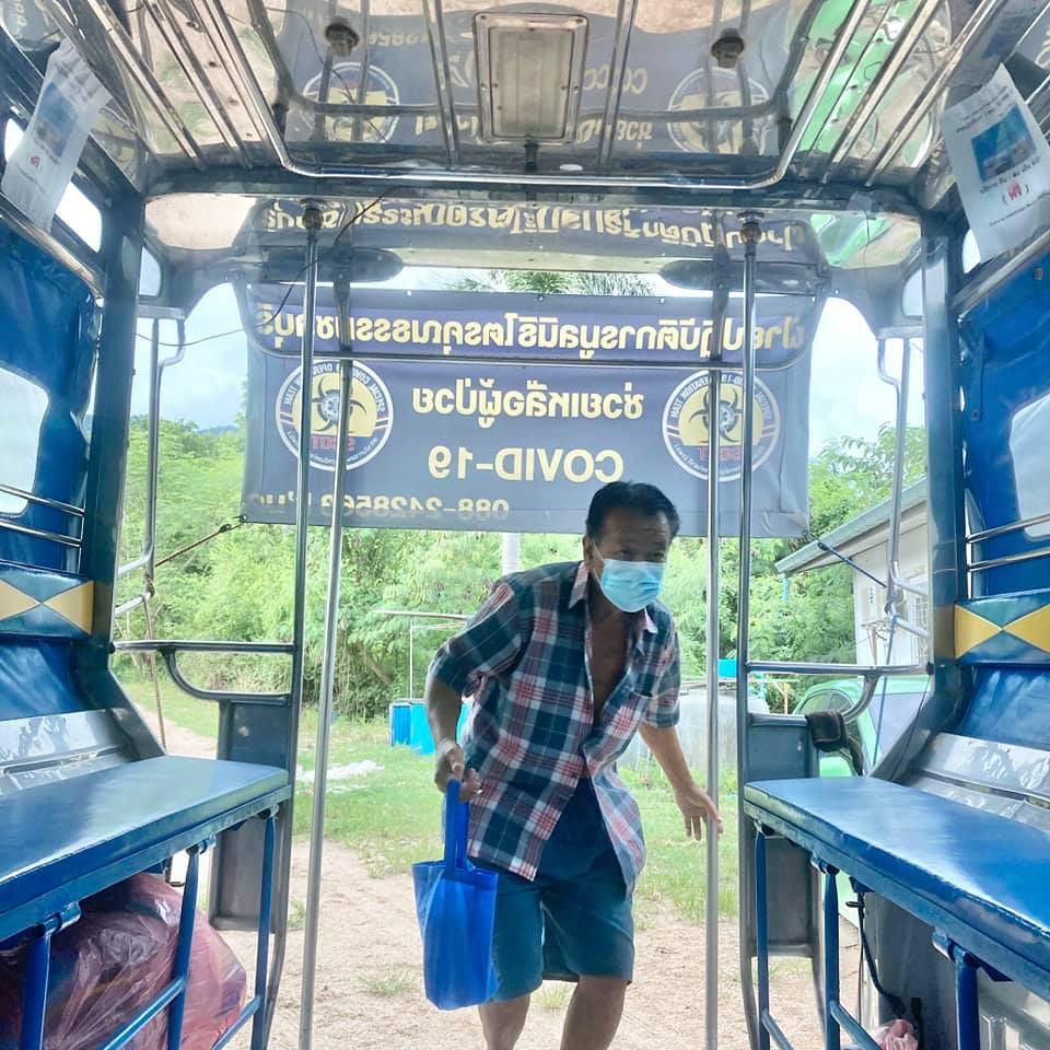 คันที่ 2 บริการรับผู้ป่วยกลุ่มเสี่ยงตรวจหาเชื้อ ใกล้เคียงวัดสมานราษฎร์ส่ง รพ.เอกชล2