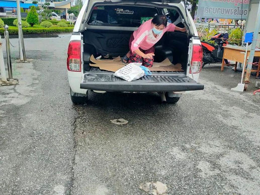 คันที่ 6 พร้อมเจ้าหน้ารับผู้ป่วยตรวจหาเชื้อจากพื้นที่คลองตำหรุ นำส่ง รพ.ชลบุรี