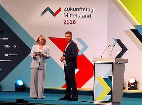 Moderatoren Sandra Pabst und Roman Roell auf dem Zukunftstag des BVMW 2026 geschminkt von Visagistin Peggy Passehl