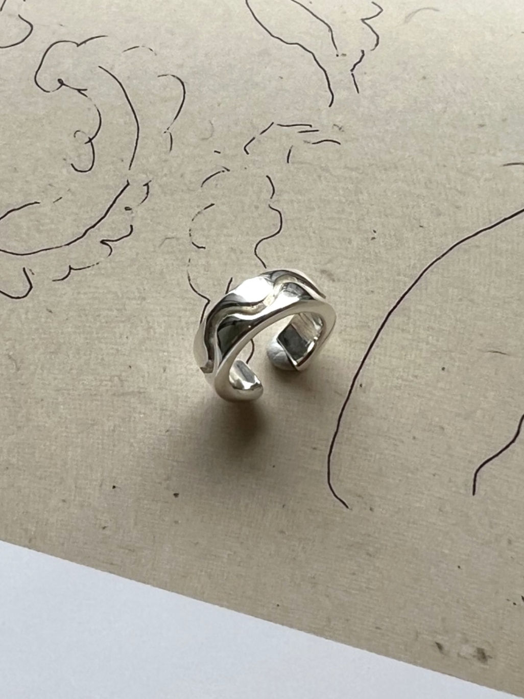 Wavy drawing ear cuff - white