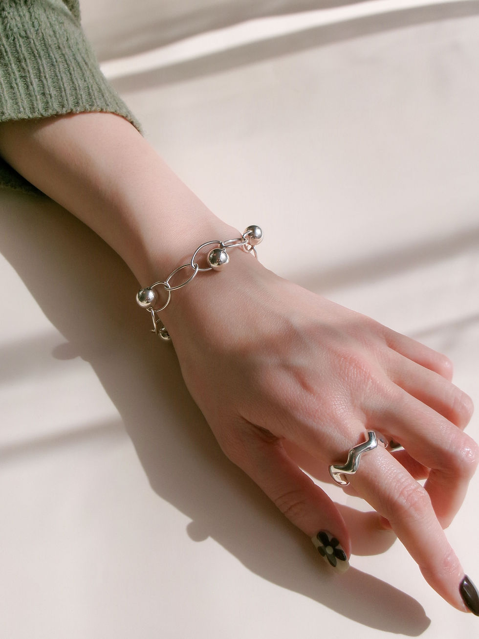 Thumbnail: wavy ring