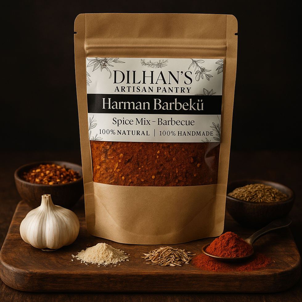 Izgara et ve tavuk yanında dumanlı aromalı barbekü baharat karışımı kavanozu